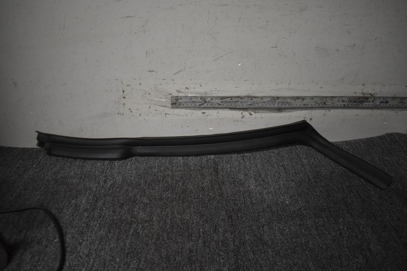 2013-2019 LAND ROVER LEFT SIDE WEATHERSTRIP SEAL FACTORY OEM