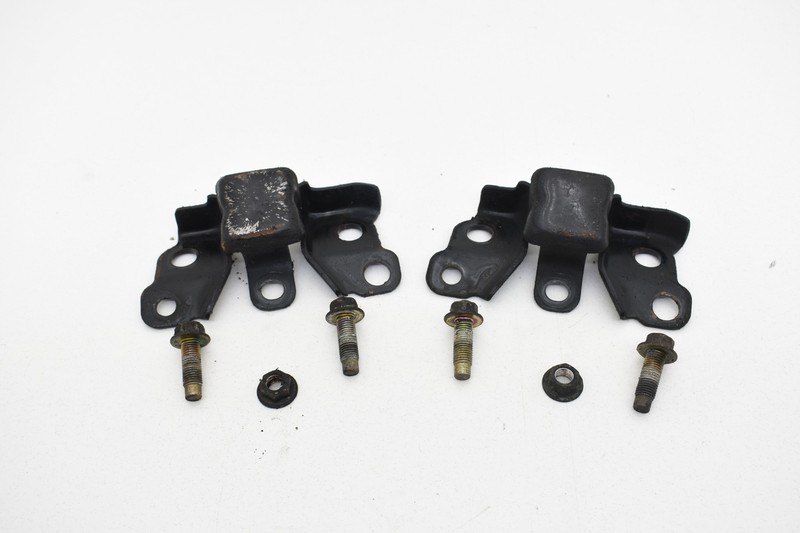 2006 Nissan 350Z Front Upper Sway Bar Mounting Brackets Pair Set OEM KW44