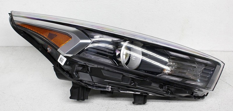 OEM Right Passenger Side Headlamp For Kia Forte GT-Line 92102-M7600 Tab Missing