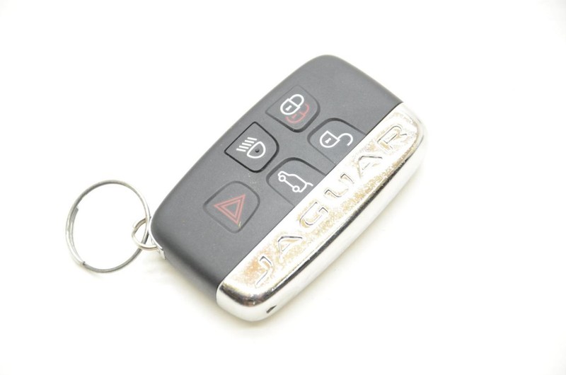 17-20 F PACE Key Fob *WILL NEED REPROGRAMMED*