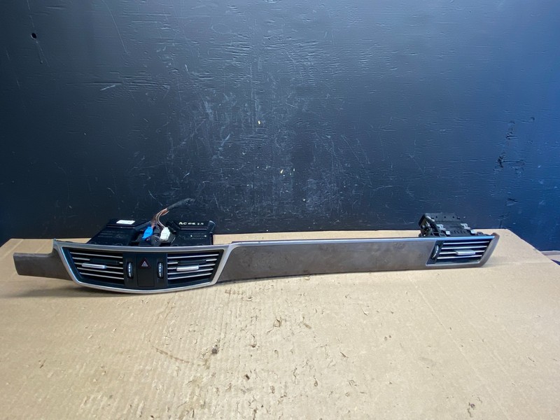 2010-2013 Mercedes E E350 W212 Dash Dashboard Front Center Air Vent AC6835 DG