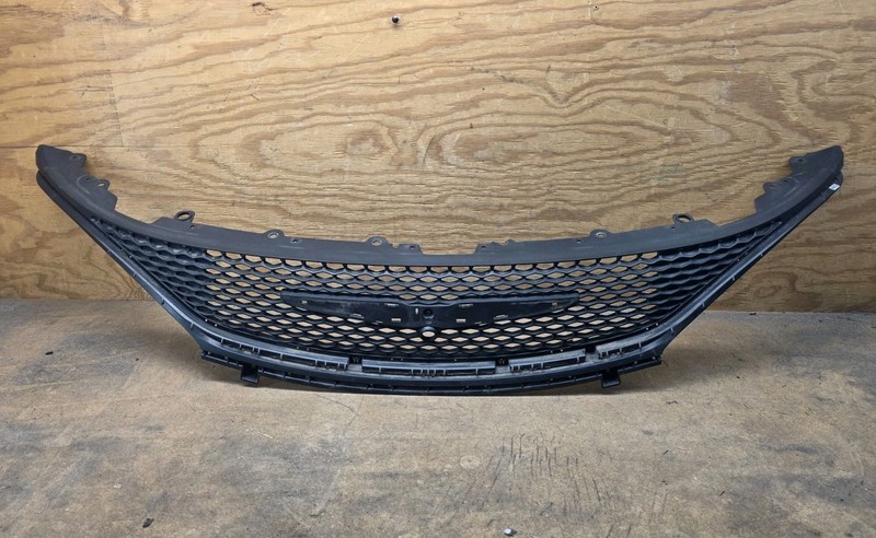2017 2018 2019 CHRYSLER PACIFICA FRONT BUMPER CENTER UPPER RADIATOR GRILLE OEM