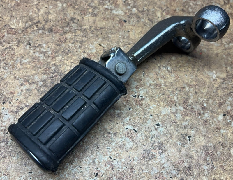1997 Yamaha Virago XV250 XV 250 Right Front Foot Rest Pedal Peg Mount C11