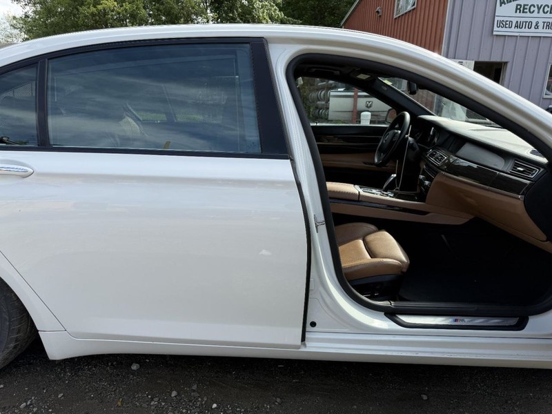 2009-2015 BMW 750i Right Passenger Side Rocker With Post White