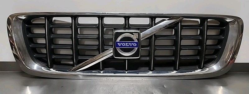 2008 09 10 VOLVO V70 WAGON UPPER TOP HOOD FRONT GRILLE EMBLEM USED OEM 30678627