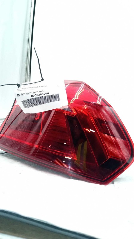 2018 Volkswagen Passat Right Tail Light Assembly OEM Red 622374 81K Miles