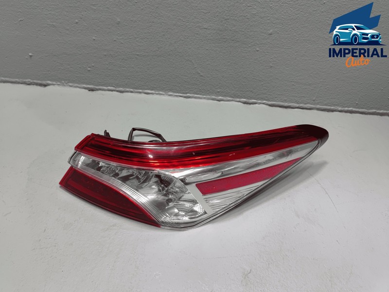 TOYOTA CAMRY REAR PASSENGER SIDE OUTER TAILLIGHT LAMP LED OEM 2018-2020