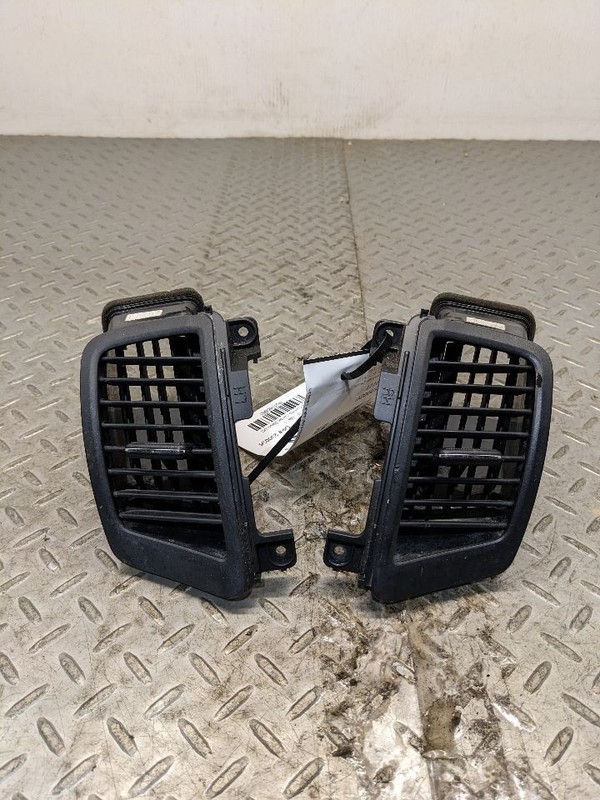 2011-2013 Kia Sorento Left & Right Pair Center DASH AIR VENT A/C 1165663