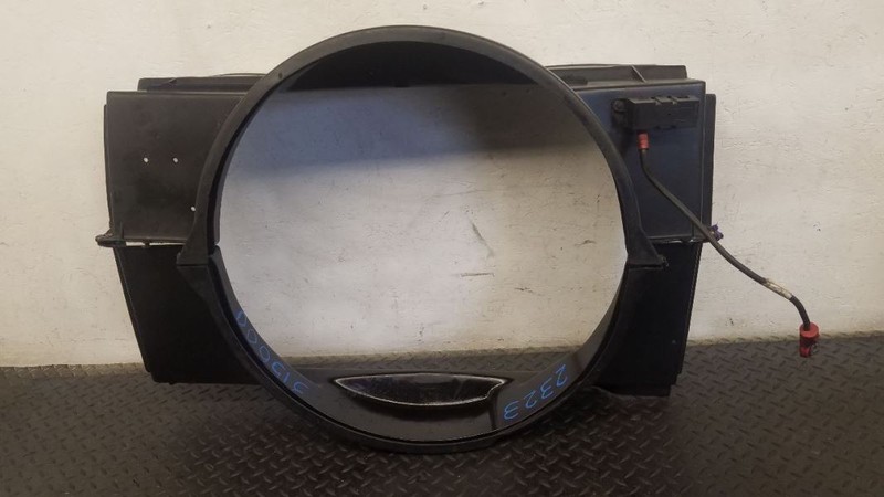 99-00 Cadillac Escalade 8 Cylinder Cooling Fan Shroud Assembly OEM 15153686