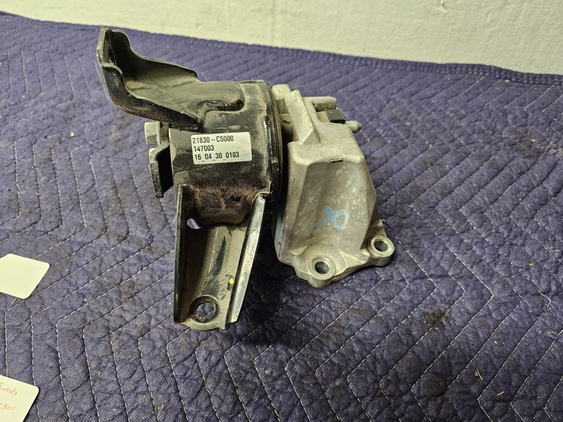 2016 - 2020 KIA SORENTO 2.4L AUTO TRANSMISSION REAR BRACKET MOUNT OEM 21830C5000
