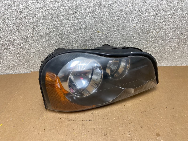 2003 to 2006 Volvo XC90 Right Passenger Rh Side Headlight Halogen Z6946 DW