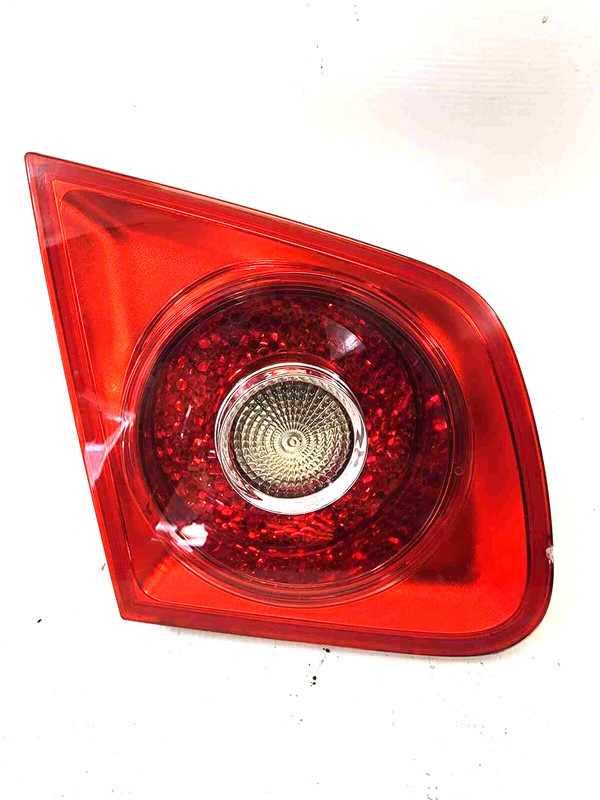 2005 Jetta RH Passenger Side Inner Tail Light Assembly Light Scratche 1K5945094J