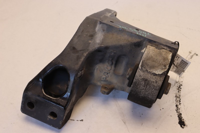 2013-2020 KENWORTH T680 FRONT RIGHT SIDE CAB CAB SUPPORT MOUNT A85-6136R OEM