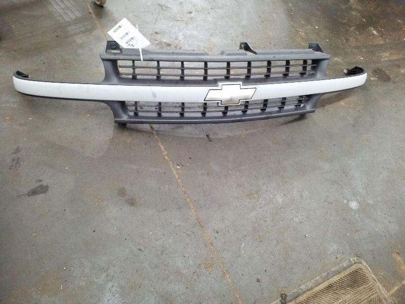 Grille Gray Center Bar Fits 99-02 SILVERADO 1500 PICKUP 186292