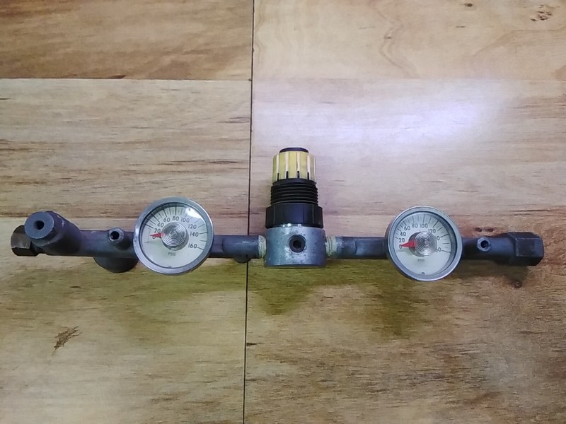 Parker 04R113GA Pneumatic Regulator W/ 2 0-160 PSIG Gauge.
