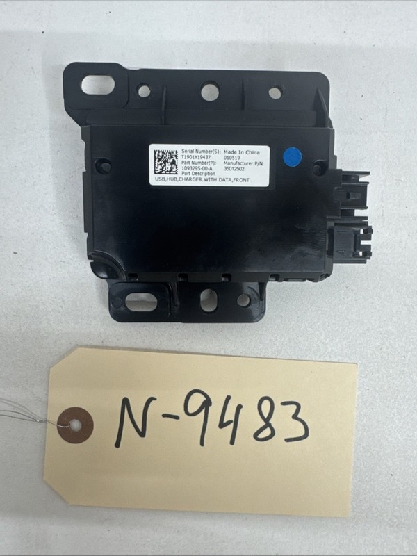 2018-2020 TESLA MODEL 3 USB CHARGING HUB 1093295-00-A N-9483 B123