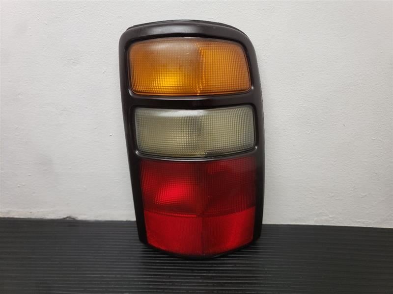 04-06 Chevrolet Tahoe Right Passenger Tail Light Lamp OEM 15832092
