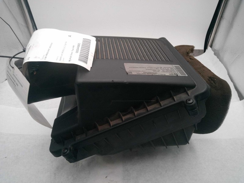 Used Air Cleaner Assembly fits: 2013 Chevrolet Avalanche 1500 6.0 Grade A