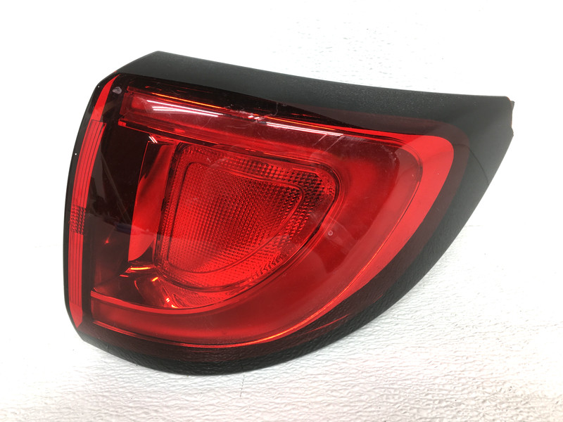OEM Chrysler Pacifica Right Passenger Quarter Mounted Tail Lamp Lens Chip