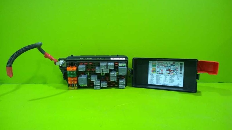 00 DHS ENGINE FUSE RELAY BOX OEM 3047-36