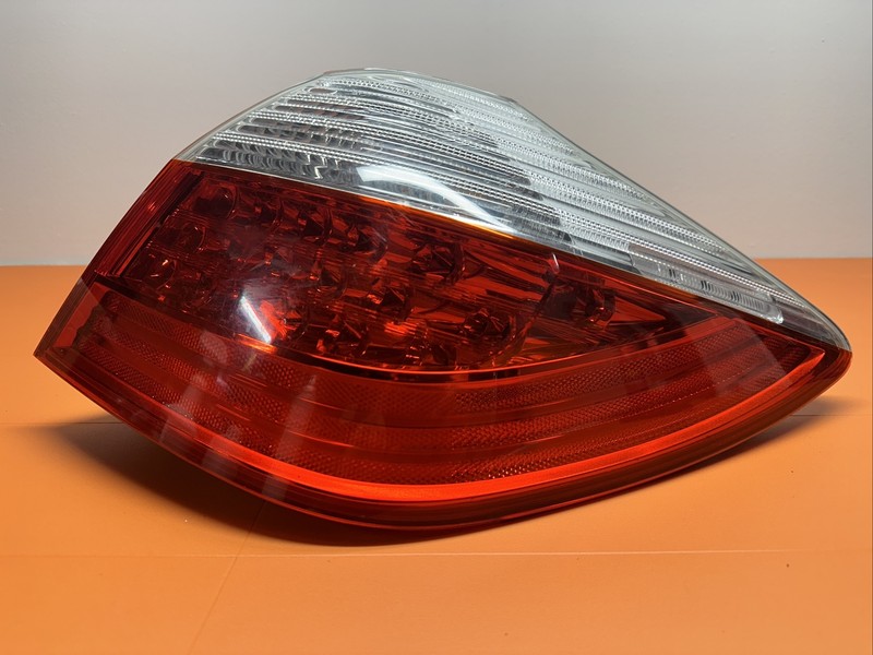 924023M0 I 2009 - 2011 HYUNDAI GENESIS SDN RIGHT TAILLIGHT LED OEM RR RH