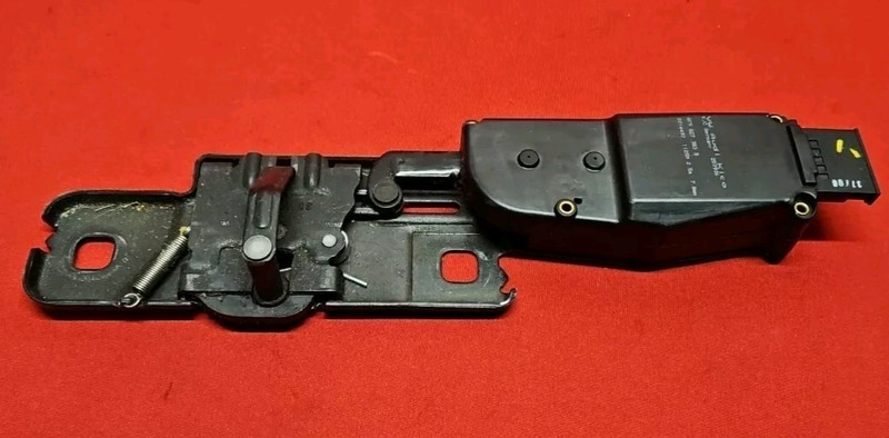 2006 - 2017 Audi Rear Liftgate Hatch Latch Lock Striker Plate Actuator