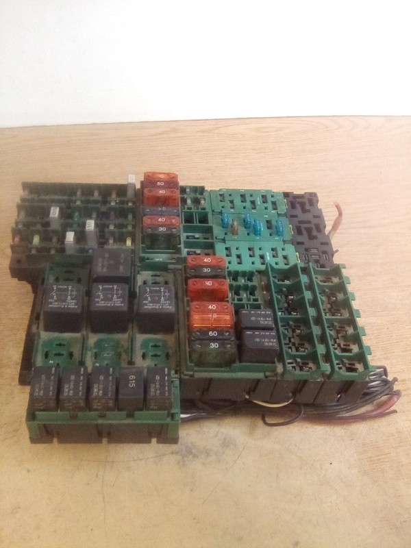 1999 Volvo VNL Fuse/Relay Block