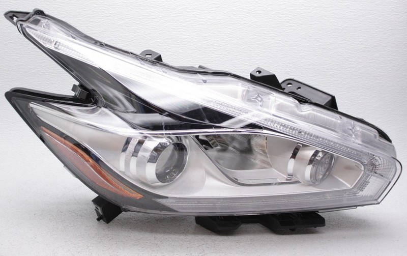 OEM Nissan Murano Right Halogen Headlamp 26010-5AA0A - Lens Crack Tab Gone