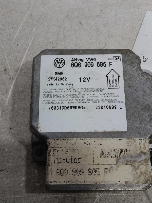 Used Air Bag Module fits: 2002 Volkswagen Golf Air Bag Htbk LH dash w/roof air b
