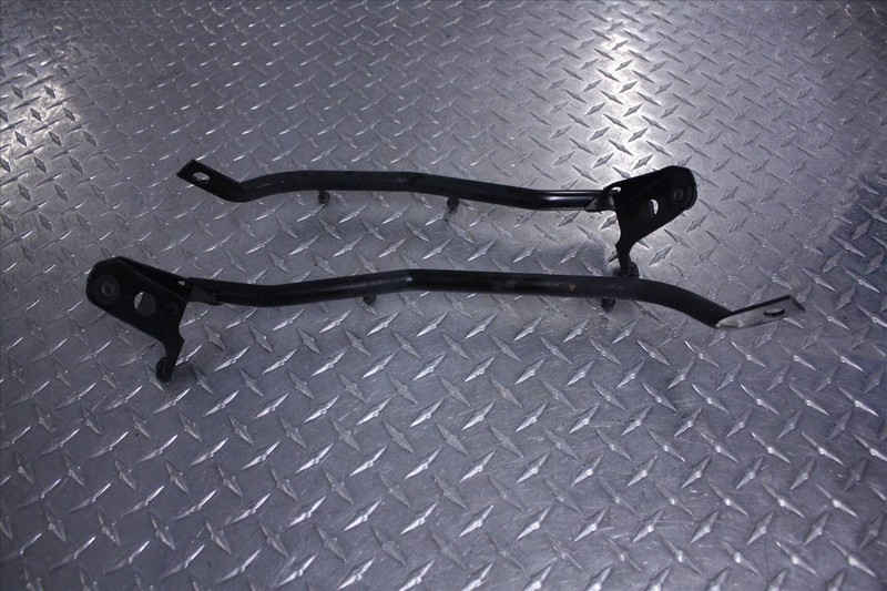 2005 SUZUKI GS 500 FK REAR FENDER BRACE BRACKETS RODS PAIR OEM GS500 05