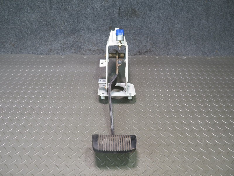 1991-1992 TOYOTA LAND CRUISER FJ80 BRAKE STOP PEDAL W BRACKET SUPPORT ASSEMBLY