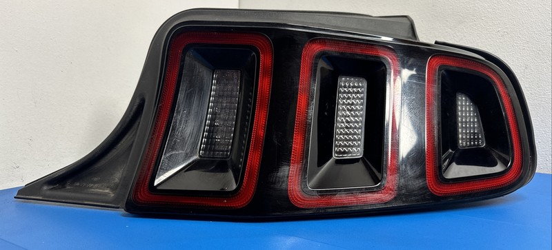 DR3313B504 | 2013 - 2014 Ford Mustang RIGHT TAILLIGHT OEM LED W/Harness RH Coupe