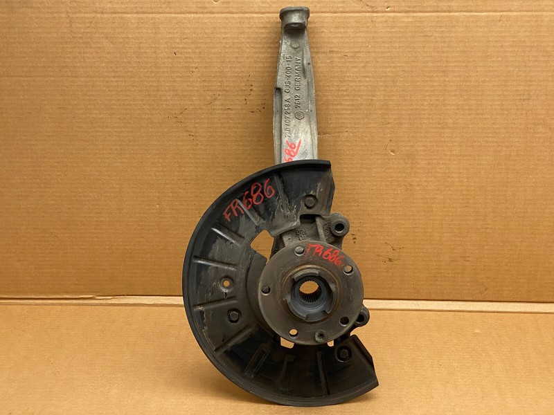 2007-2009 AUDI Q7 FRONT RIGHT PASSENGER SIDE SPINDLE KNUCKLE HUB OEM LOT686