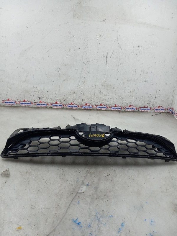 18 19 TOYOTA PRIUS C GRILLE VIN B3 7TH & 8TH DIGIT BROKEN CLIP