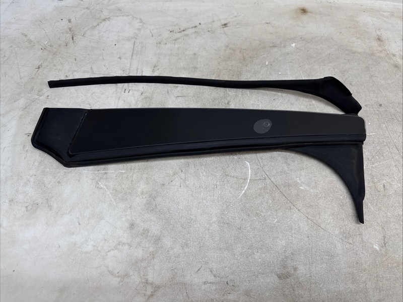 π21-23 Tesla X Right B-Pillar Applique Trim Molding w/ Camera & Seal 16034 B20