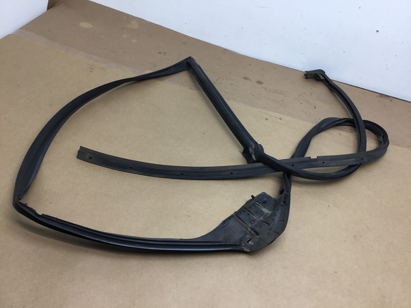 Jaguar XJL Rear Right Passenger Door Window Weather Strip Seal Rubber 10 - 15 :Y