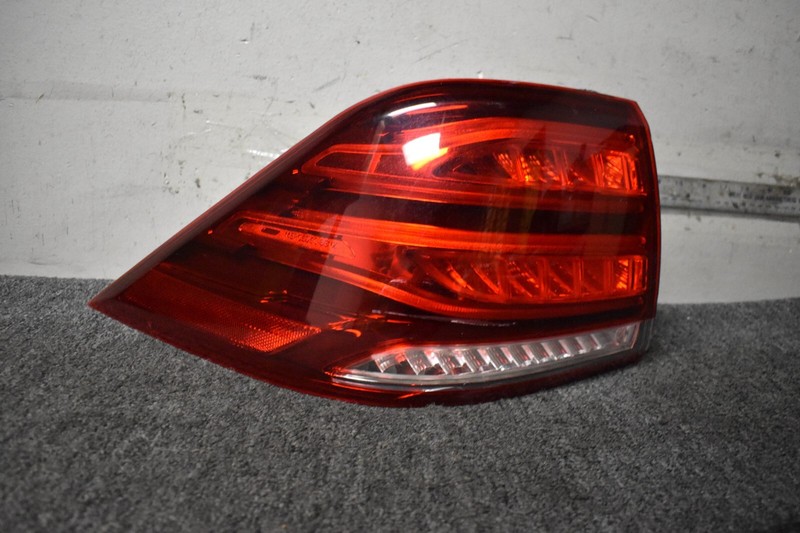 2016-2018 MERCEDES BENZ GLE350 4MATIC LEFT SIDE TAIL LIGHT FACTORY OEM