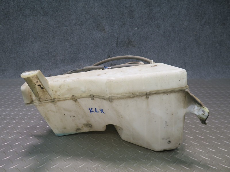1998-2007 LEXUS UZJ100L LX470 WINDSHIELD WASHER FLUID RESERVOIR TANK W PUMP