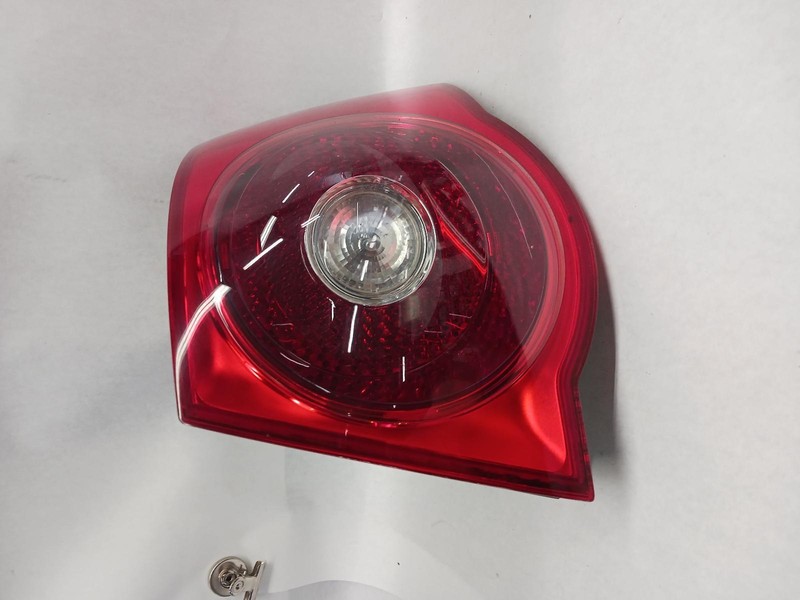 05-'07 VOLKSWAGEN JETTA GLI Right passenger Taillight quarter mounted OEM