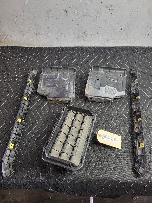 Used Oem Kia Rear Bumper Brackets & Quarter Pressure Vent for 2021-2023 Sorento