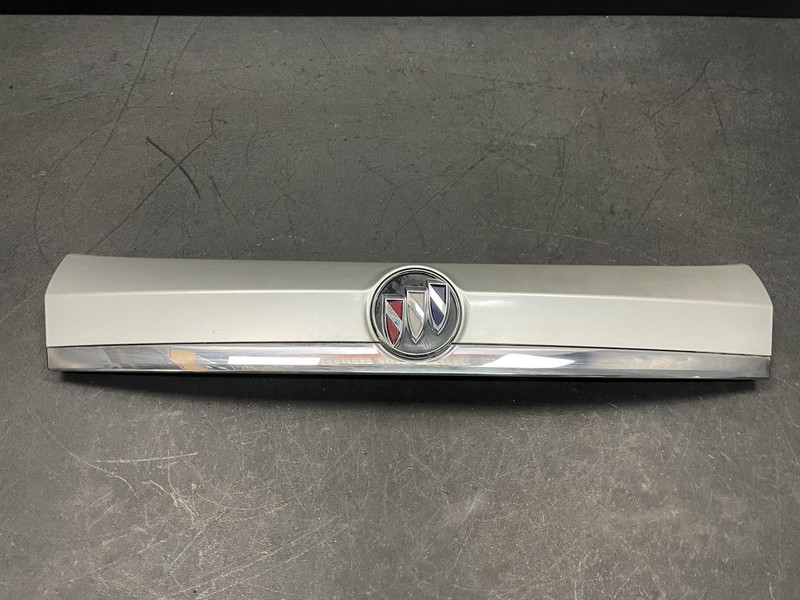 Rear Tailgate Center Molding 2018 Buick Encore 42524773 2013 2014 2015 2016 2017