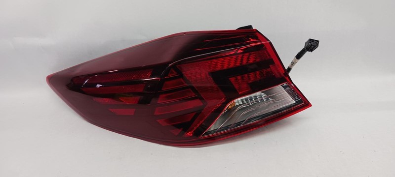 19-'20 HYUNDAI ELANTRA Left driver outer Taillight incandescent OEM Grade A!