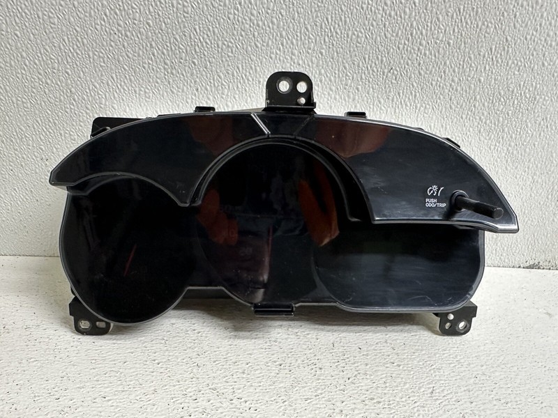 2009-2010 Toyota Matrix AWD A/T Cluster Speedometer tach gauges instrument panel