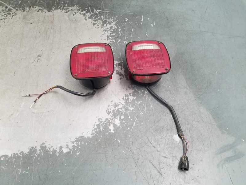 2003 Jeep Wrangler TJ Rubicon 4x4 Tail Light Set #6608 Q3