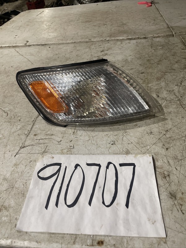 OEM 96-99Lexus ES ES300 front right corner marker light