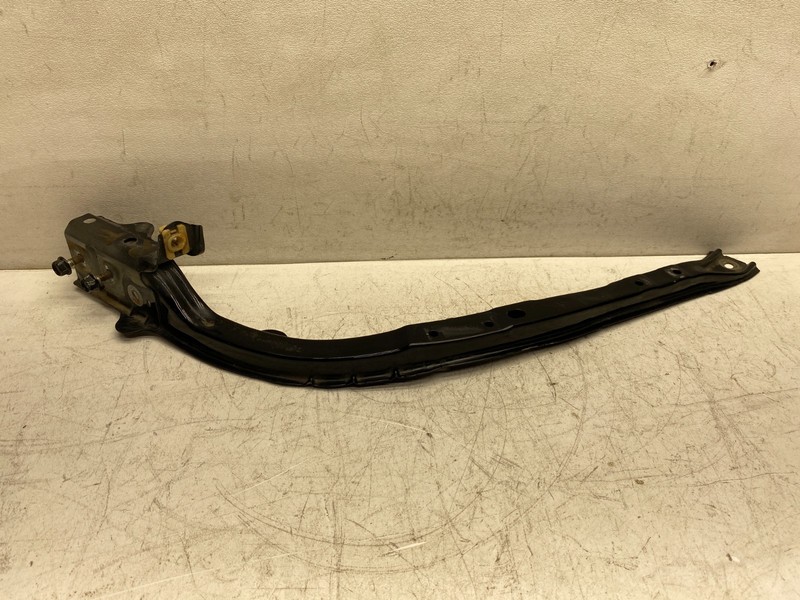 2004-2007 TOYOTA HIGHLANDER RIGHT SIDE FRONT HEADLIGHT MOUNTING BRACKET SUPPORT