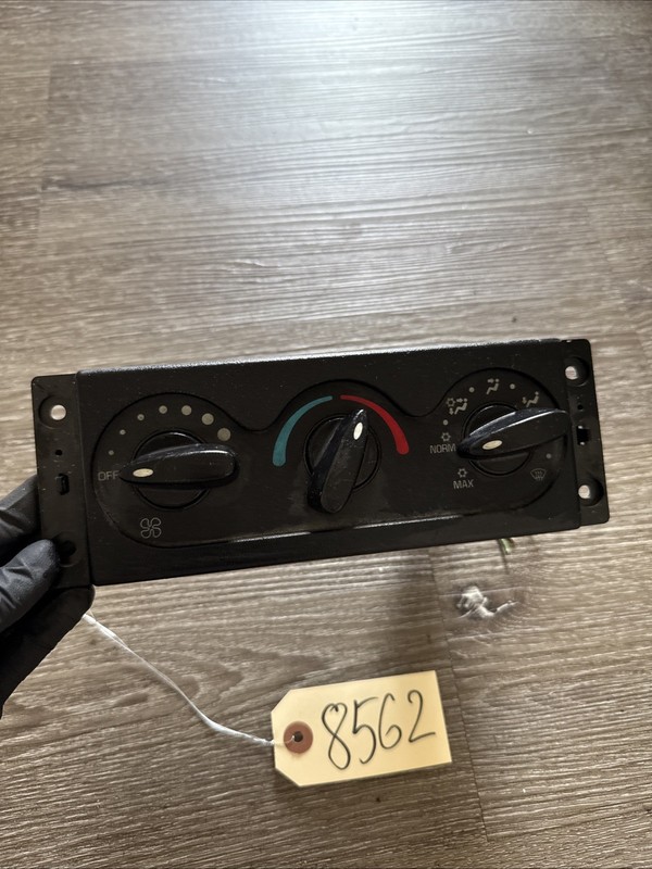INTERNATIONAL AC CONTROL PANEL - P/N:3545543C5
