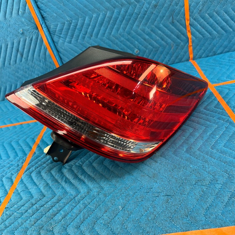 2005-2010 Toyota Avalon Right Passenger Side Tail Light Taillight Lamp OEM