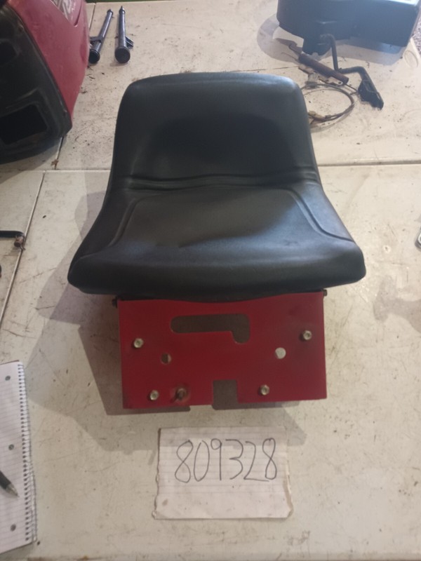 Murray 12.5hp 40" 40508x92e SEAT W/ MOUNT BRACKET #2