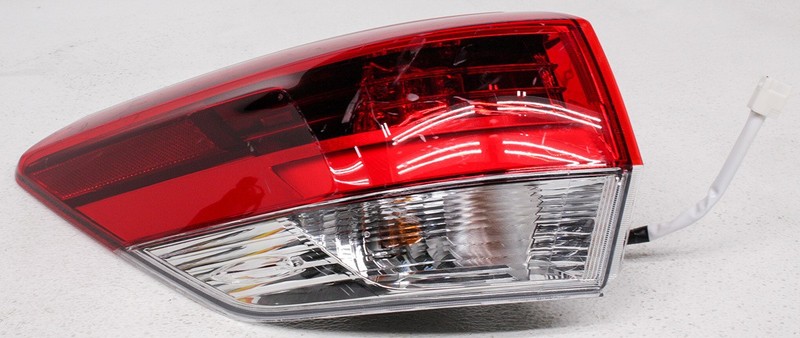 OEM Toyota Highlander Outer Left Side LED Tail Lamp 81560-0E161 - Lens Chip
